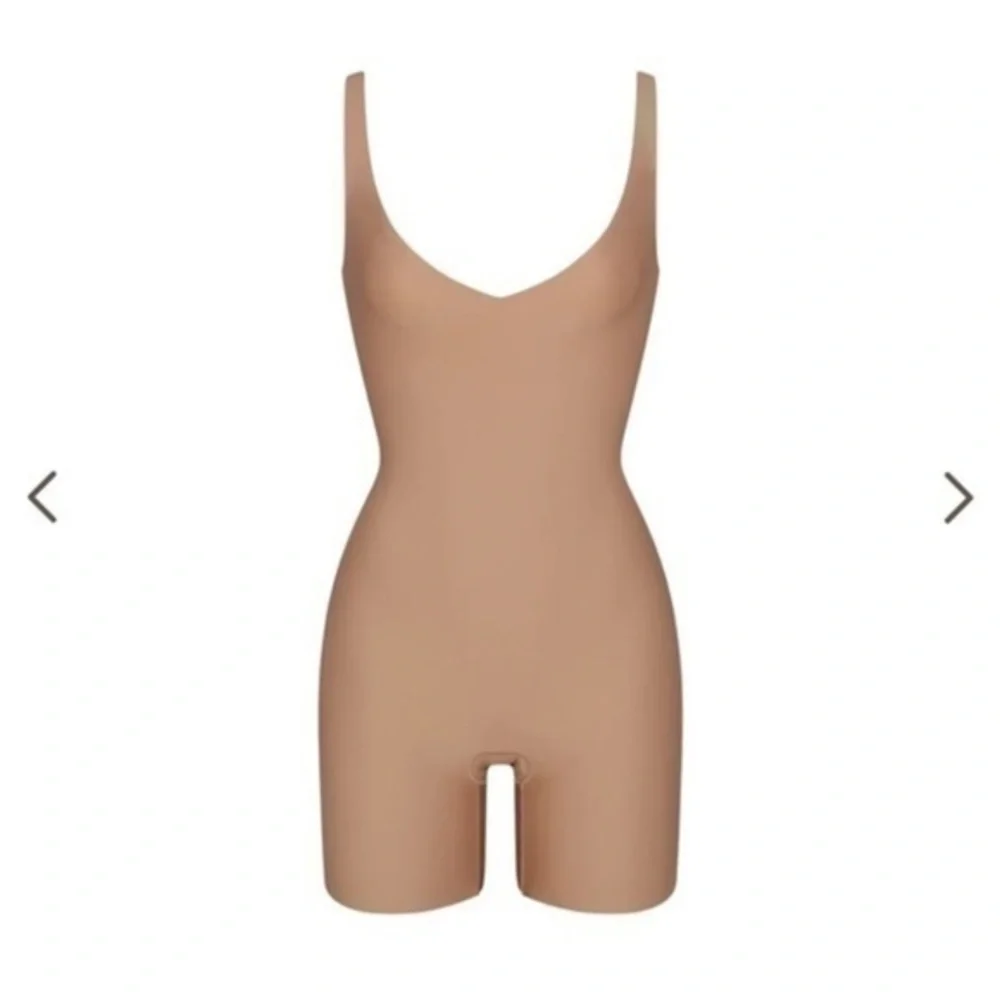 Skims UNLINED PLUNGE MID THIGH BODYSUIT SIENNA BEIGE XXS